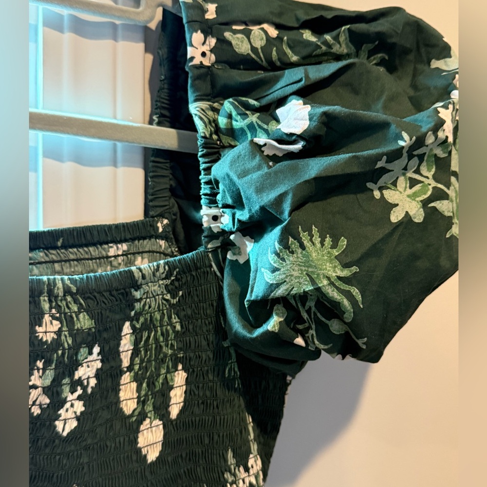 Overview

Tuckernuck Viridian Stamped Bouquets Gabrielle Dress. Size L